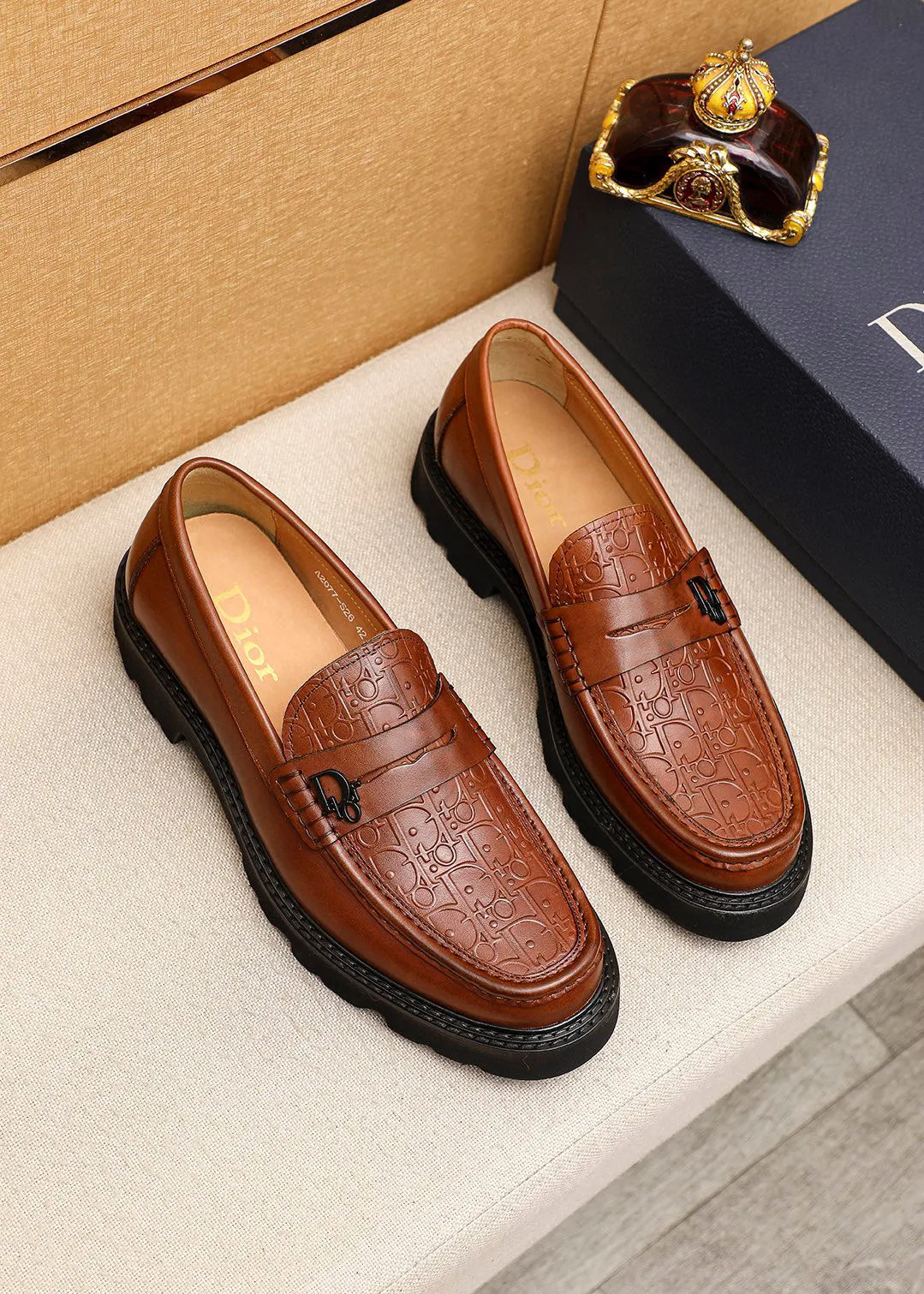Men's shoes 💰480 💐 Product trademark: Dior "Dior" casual leather shoes Regular size: 39-44 (45🉑️customized) Product materials: Selected Italian imported first-layer calfskin embossed upper + classic hardware buckle, imported water-dyed 🐂 cowhide lining. Strong three-dimensional visual effect, original outsole color: 1⃣️color optional
